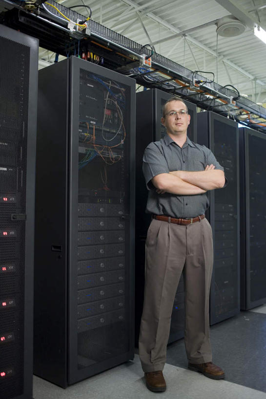 西方人,一个人,机修工,站,笑,双手交叉,微笑,竖图,室内,白天,正面,衬衫,通讯,电脑,数据,欧洲,欧洲人,仅一个男性,仅一个人,仅一个中年男性,服装,传输,网络,眼镜,注视,输入设备,通讯设备,开关,工人,衣服,按钮,观察,看,站着,台式电脑,服饰,观看,光驱,网线,主机,察看,双手抱胸,机箱,机房,衣着,穿着,关注,通信设备,水晶头,近视眼镜,光盘驱动器,线缆,衣饰,男人,男性,中年男性,白种人,机械师,机修工人,站立,彩图,全身,衬衣