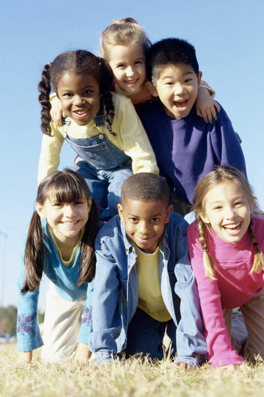 东方人,西方人,儿童,伙伴,朋友,叠罗汉,笑,微笑,露齿笑,竖图,室外,白天,正面,游戏,友谊,纯洁,成功,合作,团队,集体,信心,植物,欧洲,非洲,黑人,欧洲人,亚洲,表演,阴影,服装,枯萎,朦胧,模糊,光线,影子,枯草,许多人,玩,注视,休闲装,黄种人,娱乐,草,小孩,衣服,黄色,蓝色,蓝天,天空,阳光,天,观察,看,趴着,一群人,休闲,休闲服,可爱,童年,童趣,搭,服饰,晴朗,观看,活动,察看,成就,搭着,发泄,关注,消遣,智力,童真,烂漫,无邪,万里无云,宣泄,技巧运动,体育活动,体育游戏,天真,友情,男孩,男人,男性,女孩,女人,女性,白种人,非洲人,亚洲人,晴空,晴空万里,趴,玩耍,嬉戏,半身,彩图,男生,女生