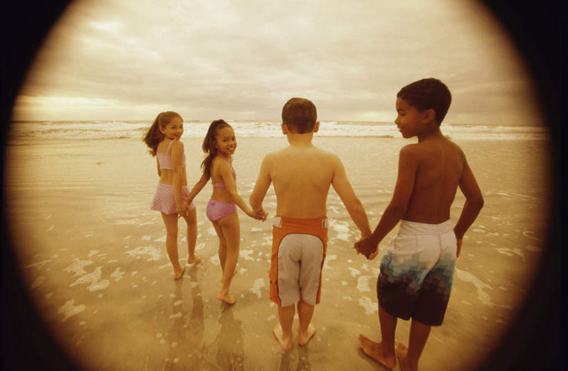 西方人,儿童,四个人,伙伴,朋友,站,握手,笑,微笑,横图,室外,白天,泳装,旅游,度假,友谊,纯洁,海浪,海洋,美景,日落,沙滩,欧洲,非洲,黑人,欧洲人,泳裤,沙子,海岸,景观,浪花,晚霞,乌云,霞光,云,阴天,云朵,落日,沙地,云彩,注视,娱乐,裸露,小孩,背面,天空,自然,海水,黄昏,天,观察,看,站着,享受,休闲,景色,彩霞,放松,童年,童趣,观看,镜头,察看,昏暗,阴沉,关注,自然风光,裸,海景,童真,烂漫,无邪,夕照,天真,友情,男孩,男人,男性,女孩,女人,女性,白种人,非洲人,大海,风浪,海,海水的波动,海滩,近岸浪,涌浪,夕阳,搀手,拉手,手拉手,手握手,站立,半身,彩图,泳衣,斜阳,男生,女生