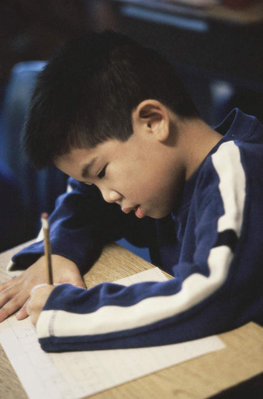 东方人,儿童,一个人,坐,竖图,室内,白天,正面,纯洁,桌面,桌子,亚洲,仅一个男性,仅一个人,握,阴影,服装,反射,木制,笔,影子,办公用品,注视,休闲装,黄种人,文具,小孩,衣服,木制品,铅笔,学习用品,低头,观察,看,仅一个小孩,休闲,功课,休闲服,可爱,童年,童趣,握着,服饰,作业,观看,文具用品,一支,察看,关注,童真,烂漫,无邪,天真,男孩,男人,男性,亚洲人,孩子,坐着,半身,彩图,男生