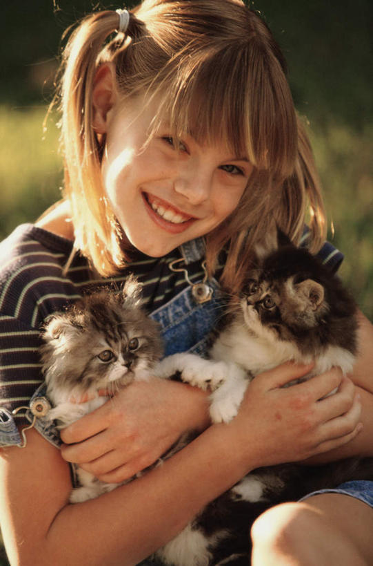 西方人,儿童,一个人,坐,抱,笑,微笑,露齿笑,竖图,室外,白天,正面,纯洁,草地,草坪,植物,宠物,猫,欧洲,欧洲人,仅一个女性,仅一个人,阴影,服装,朦胧,模糊,光线,暹罗猫,影子,注视,休闲装,草,小孩,衣服,绿色,阳光,动物,观察,看,仅一个小孩,两只,休闲,休闲服,可爱,童年,童趣,服饰,抱着,观看,察看,搂着,关注,猫咪,童真,烂漫,无邪,泰国猫,西母猫,天真,女孩,女人,女性,白种人,孩子,搂,搂抱,坐着,半身,彩图,女生