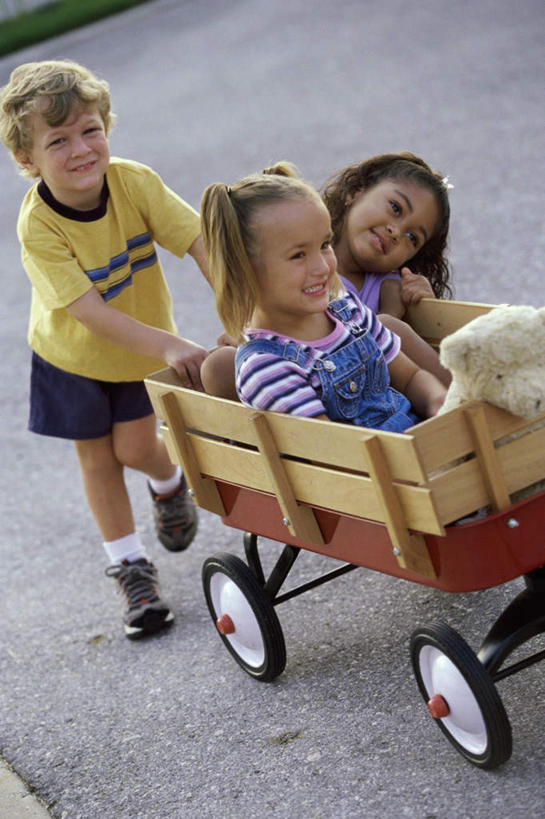 西方人,儿童,三个人,伙伴,朋友,坐,走,推,笑,微笑,露齿笑,竖图,室外,白天,正面,游戏,友谊,纯洁,道路,路,公路,熊,玩具,欧洲,非洲,黑人,欧洲人,阴影,服装,光线,玩偶,影子,泰迪熊,交通,玩,注视,休闲装,娱乐,车,一个,小孩,衣服,阳光,手推车,玩具熊,交通工具,观察,看,休闲,休闲服,可爱,童年,童趣,益智,服饰,毛绒玩具,单个,观看,安慰,察看,发泄,关注,消遣,载具,童真,烂漫,无邪,宣泄,罗斯福熊,天真,友情,男孩,男人,男性,女孩,女人,女性,白种人,非洲人,马路,步行,散步,玩耍,嬉戏,走路,坐着,半身,彩图,男生,女生