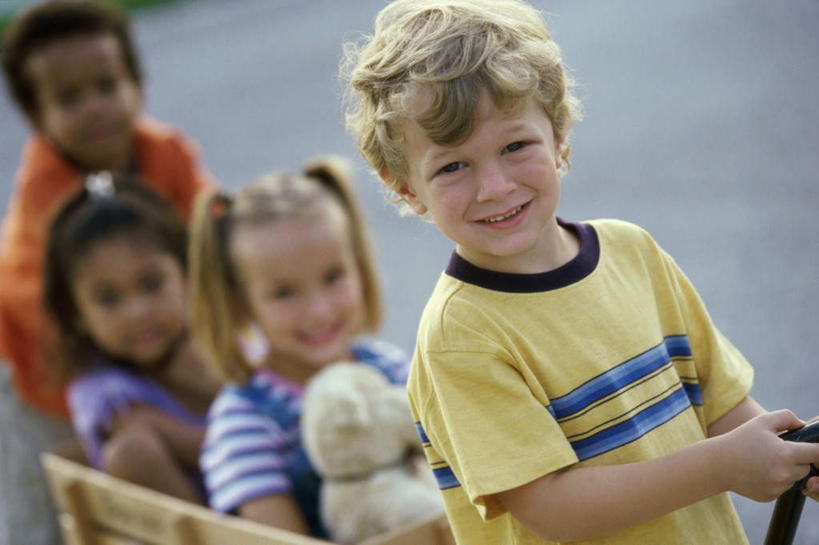 西方人,儿童,四个人,伙伴,朋友,坐,笑,微笑,露齿笑,横图,室外,白天,正面,游戏,友谊,纯洁,熊,玩具,欧洲,非洲,黑人,欧洲人,握,阴影,服装,朦胧,模糊,光线,玩偶,影子,泰迪熊,玩,注视,休闲装,娱乐,车,一个,小孩,衣服,阳光,手推车,玩具熊,交通工具,观察,看,休闲,休闲服,可爱,童年,童趣,益智,握着,服饰,毛绒玩具,单个,观看,安慰,察看,发泄,关注,消遣,载具,童真,烂漫,无邪,宣泄,罗斯福熊,天真,友情,男孩,男人,男性,女孩,女人,女性,白种人,非洲人,玩耍,嬉戏,坐着,半身,彩图,男生,女生