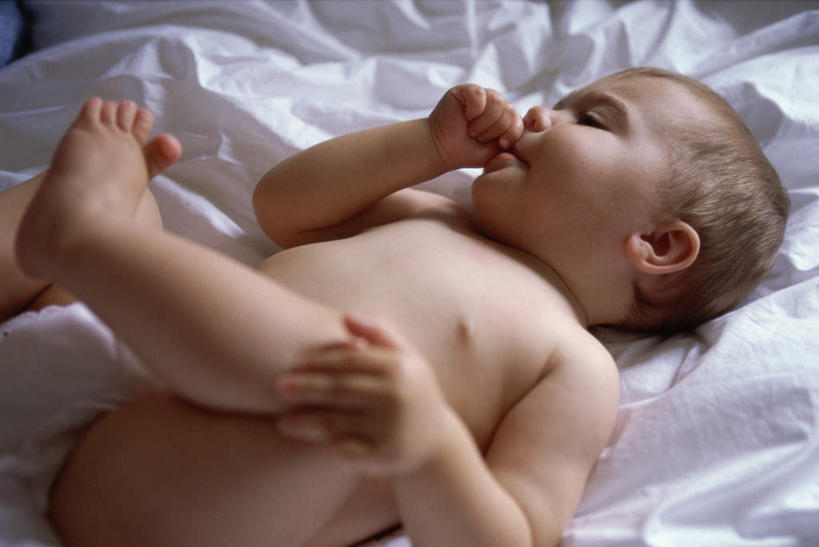 西方人,婴儿,儿童,一个人,躺,闭眼,横图,俯视,室内,白天,纯洁,床,卧室,欧洲,欧洲人,仅一个人,握,阴影,反射,影子,床单,被子,裸露,小孩,可爱,握着,单人床,活泼,被单,宝宝,裸,吸吮,纯真,烂漫,无邪,卧着,伶俐,天真,白种人,孩子,闭眼睛,闭着眼,闭着眼睛,躺着,卧,半身,彩图,高角度拍摄,睡房,卧房