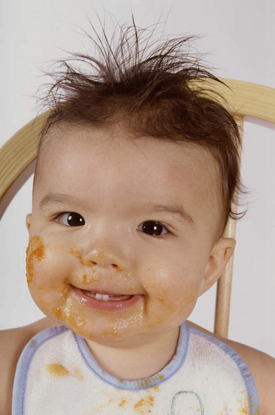 西方人,婴儿,儿童,脸,头,脸颊,头发,一个人,竖图,室内,特写,白天,白色背景,正面,纯洁,椅子,欧洲,欧洲人,仅一个人,阴影,反射,影子,木椅,棕色,围兜,注视,肩膀,小孩,餐巾,观察,看,可爱,摄影,肮脏,活泼,影棚,观看,察看,关注,宝宝,纯真,烂漫,无邪,邋遢,口水巾,食饭兜,婴儿围脖,婴儿围兜,龌龊,污秽,伶俐,天真,白种人,孩子,头部,直发,脸部,脸蛋,面部,半身,彩图,影棚拍摄,拍摄,短发