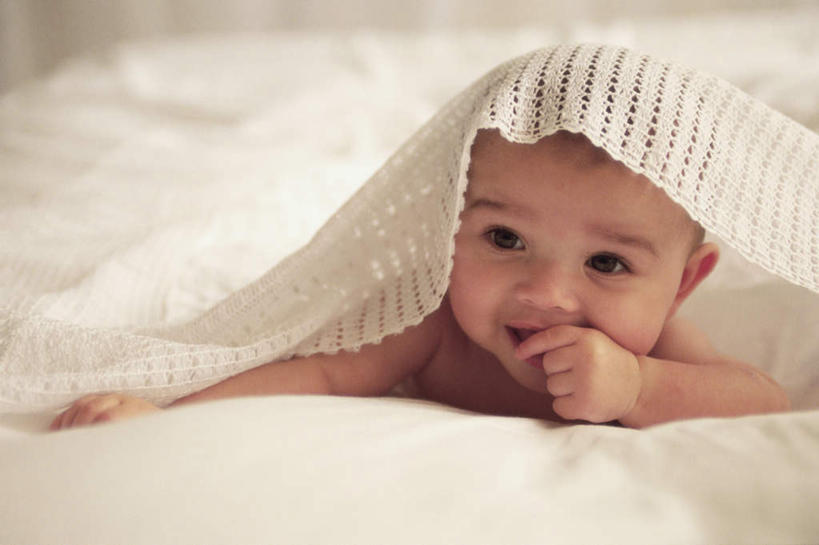 西方人,婴儿,儿童,一个人,横图,室内,白天,正面,纯洁,床,卧室,纺织品,欧洲,欧洲人,仅一个人,阴影,朦胧,模糊,装饰,反射,毛毯,毯子,影子,床单,注视,被子,裸露,纺织,小孩,垫子,观察,看,趴着,温暖,可爱,单人床,活泼,观看,华丽,修饰,点缀,察看,被单,关注,宝宝,裸,吸吮,纯真,烂漫,无邪,衬托,美观,雅致,雅观,伶俐,天真,白种人,孩子,趴,彩图,全身,睡房,卧房