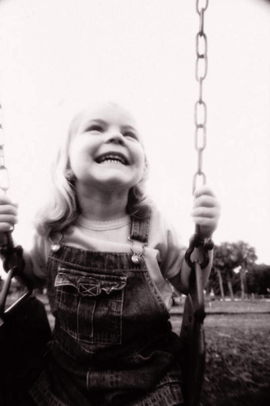 西方人,儿童,一个人,坐,笑,微笑,露齿笑,竖图,黑白,室外,白天,正面,游戏,纯洁,草地,草坪,植物,欧洲,欧洲人,仅一个女性,仅一个人,握,摇摆,服装,裤子,朦胧,模糊,玩,注视,休闲装,娱乐,草,树,树木,小孩,衣服,绿色,自然,秋千,荡秋千,观察,看,仅一个小孩,休闲,休闲服,背带裤,可爱,童年,童趣,握着,服饰,生长,成长,观看,活动,察看,关注,摇晃,老照片,童真,烂漫,无邪,旧照,饭单裤,工装裤,天真,女孩,女人,女性,白种人,孩子,抬头,玩耍,嬉戏,仰头,坐着,半身,女生