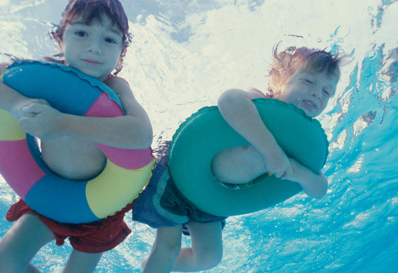 游泳,西方人,儿童,两个人,家庭,游泳池,闭眼,横图,室外,白天,仰视,锻炼,旅游,度假,纯洁,运动,水下,水,欧洲,欧洲人,阴影,泳裤,光线,救生圈,影子,塑料,水池,水面,注视,娱乐,泳池,裸露,两个,小孩,阳光,塑料制品,游泳圈,观察,看,趴着,享受,休闲,温暖,温馨,一家人,放松,可爱,童年,童趣,充气,观看,和睦,察看,救生,关注,室外运动,裸,户外运动,童真,烂漫,无邪,泅水,天真,男孩,男人,男性,白种人,闭眼睛,闭着眼,闭着眼睛,趴,半身,彩图,低角度拍摄,健身,融洽,男生