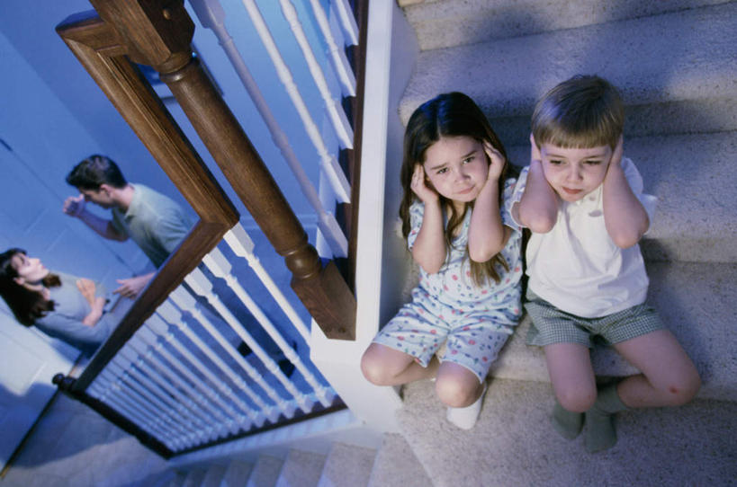 西方人,儿童,中年人,四个人,家庭,夫妻,母亲,父亲,女儿,儿子,栏杆,站,坐,横图,俯视,室内,白天,爱情,纯洁,楼梯,欧洲,欧洲人,阴影,服装,反射,扶手,影子,阶梯,浪漫,注视,休闲装,护栏,台阶,小孩,衣服,观察,看,站着,休闲,温暖,温馨,父女,父子,母女,母子,一家人,休闲服,恩爱,父爱,可爱,母爱,童年,童趣,遮,遮掩,恋人,服饰,观看,争吵,和睦,察看,掩盖,遮挡,关注,童真,烂漫,无邪,遮盖,掩饰,争持,天真,男孩,男人,男性,女孩,女人,女性,中年男性,中年女性,白种人,孩子,夫妇,情侣,辩论,站立,坐着,彩图,高角度拍摄,全身,伴侣,融洽,男生,女生