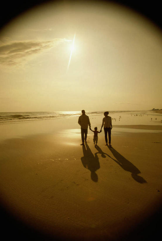 西方人,儿童,中年人,三个人,家庭,夫妻,母亲,父亲,女儿,握手,竖图,室外,白天,正面,爱情,旅游,度假,纯洁,海浪,海洋,美景,日落,沙滩,欧洲,欧洲人,服装,沙子,海岸,景观,浪花,晚霞,霞光,落日,沙地,浪漫,注视,休闲装,娱乐,小孩,衣服,自然,海水,黄昏,观察,看,享受,休闲,温暖,温馨,父女,母女,三口之家,一家人,休闲服,景色,彩霞,恩爱,放松,父爱,可爱,母爱,童年,童趣,恋人,服饰,观看,镜头,和睦,察看,关注,自然风光,海景,童真,烂漫,无邪,夕照,天真,男人,男性,女孩,女人,女性,中年男性,中年女性,白种人,孩子,夫妇,情侣,大海,风浪,海,海水的波动,海滩,近岸浪,涌浪,夕阳,搀手,拉手,手拉手,手握手,彩图,全身,伴侣,融洽,斜阳,女生