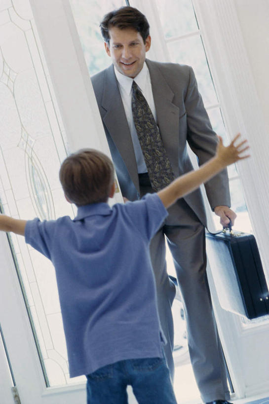 西方人,儿童,中年人,背部,两个人,家庭,父亲,儿子,商务人士,商务男性,伸展双臂,笑,微笑,露齿笑,竖图,室内,白天,正面,衬衫,纯洁,欧洲,欧洲人,阴影,套装,欢迎,反射,包,公文包,影子,墙,领带,拎,注视,相视,墙壁,墙面,一个,小孩,白色,观察,接待,看,温暖,温馨,父子,一家人,面对面,父爱,可爱,童年,童趣,迎接,单个,公事包,观看,对视,和睦,察看,互视,象征,庄重,关注,相对,商务装,身份,工薪阶层,童真,烂漫,无邪,相看,正式,地位,天真,男孩,男人,男性,中年男性,白种人,孩子,白领,上班族,敞开双臂,伸开双臂,展开双肩,张开手臂,张开双臂,半身,彩图,衬衣,融洽,男生,拎着