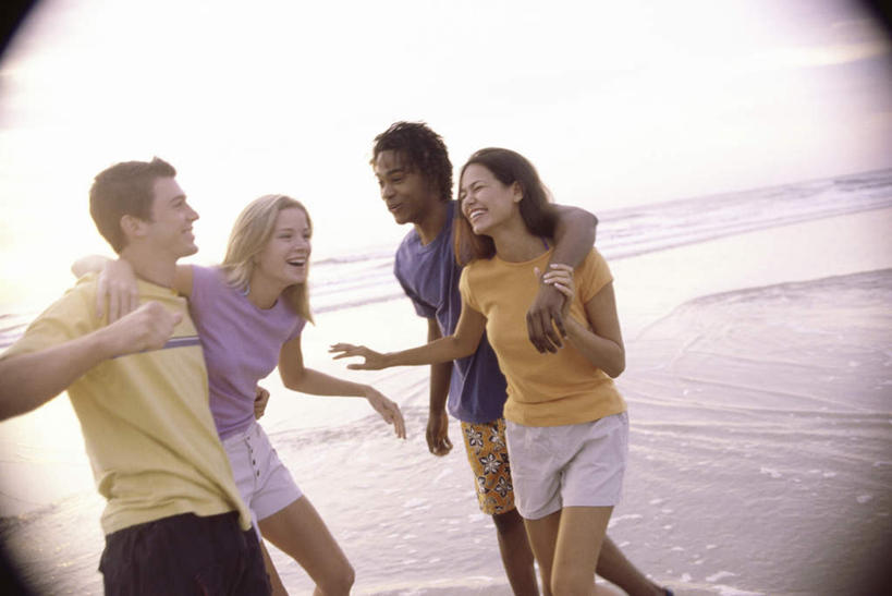 西方人,四个人,伙伴,朋友,站,笑,微笑,露齿笑,横图,室外,白天,正面,爱情,友谊,海浪,海洋,沙滩,欧洲,非洲,黑人,欧洲人,阴影,服装,朦胧,模糊,光线,沙子,影子,海岸,浪花,云,云朵,沙地,浪漫,云彩,注视,休闲装,衣服,蓝色,白云,蓝天,天空,阳光,海水,天,观察,看,站着,休闲,温暖,温馨,休闲服,恩爱,搭,恋人,服饰,晴朗,观看,镜头,和睦,察看,搭着,关注,海景,友情,男人,男性,年轻男性,年轻女性,女人,女性,白种人,非洲人,情侣,大海,风浪,海,海水的波动,海滩,近岸浪,涌浪,晴空,站立,半身,彩图,伴侣,融洽