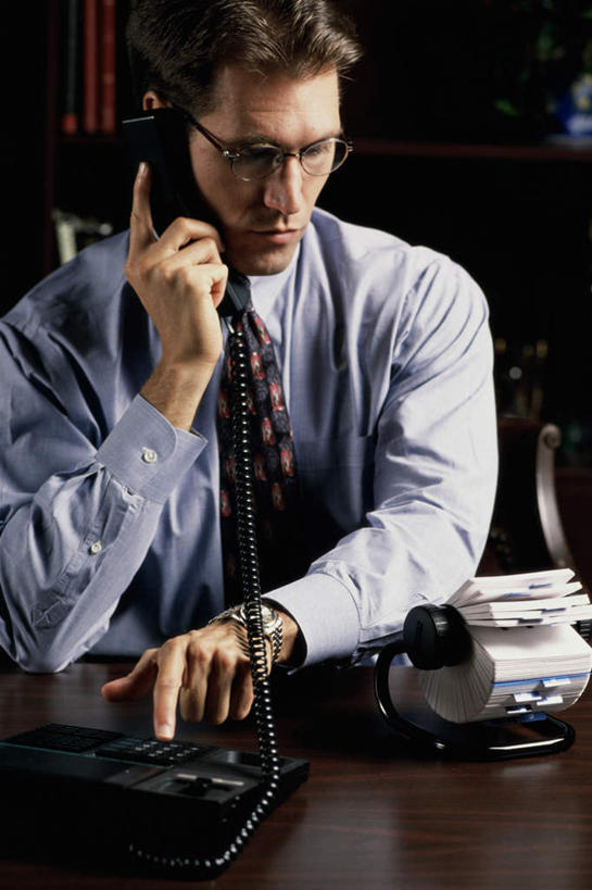 西方人,一个人,商务人士,商务男性,办公室,坐,打电话,竖图,室内,白天,正面,衬衫,家具,桌子,电话,名片,欧洲,欧洲人,仅一个男性,仅一个人,一副,握,套装,信息,眼镜,办公桌,领带,联系,拿,拿着,注视,通讯设备,架子,仅一个年轻男性,话筒,卡片,观察,看,电话线,握着,观看,察看,固定电话,象征,庄重,关注,商务装,身份,近视眼镜,工薪阶层,一部,办公家具,正式,地位,名刺,名帖,交往,名片架,旋转名片架,交流,男人,男性,年轻男性,白种人,白领,上班族,电话机,沟通,通话,坐着,半身,彩图,衬衣,商业,桌面名片架