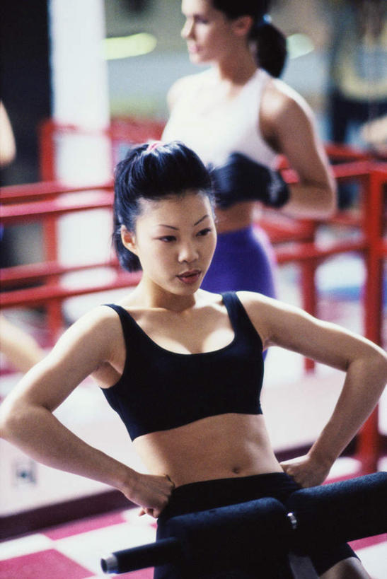 东方人,两个人,伙伴,朋友,健身房,栏杆,站,坐,竖图,室外,白天,正面,友谊,亚洲,服装,朦胧,模糊,背心,围栏,注视,黄种人,运动器械,手叉腰,护栏,衣服,黑色,叉腰,观察,看,站着,健身器械,服饰,观看,察看,双手叉腰,衣着,穿着,关注,健身器材,健身车,衣饰,露脐装,友情,年轻女性,女人,女性,亚洲人,站立,坐着,半身,彩图,健身馆,运动器材