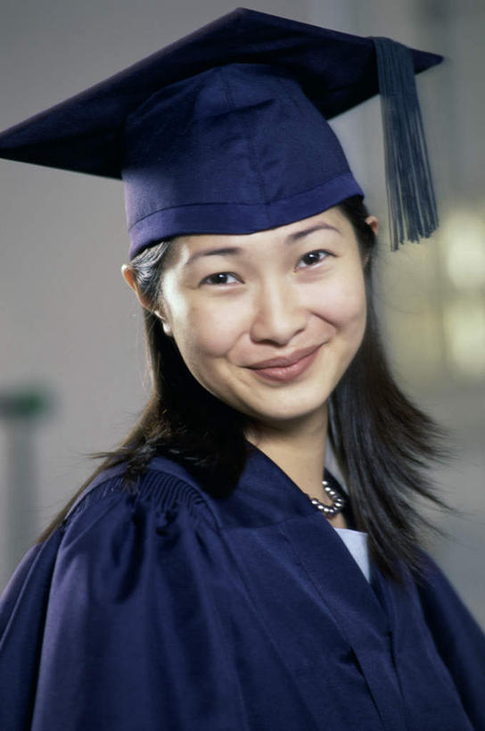 东方人,一个人,学生,站,笑,微笑,竖图,室内,白天,正面,亚洲,仅一个年轻女性,仅一个女性,仅一个人,注视,黄种人,蓝色,观察,看,站着,流苏,观看,察看,学士帽,毕业,关注,学士服,垂布,学士袍,年轻女性,女人,女性,亚洲人,站立,半身,彩图
