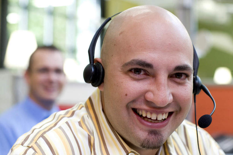 西方人,脸,头,脸颊,秃头,两个人,同事,商务人士,商务男性,坐,笑,微笑,露齿笑,横图,室内,白天,正面,衬衫,通讯,成功,合作,团队,集体,信心,客服,植物,欧洲,欧洲人,套装,信息,话务员,注视,队伍,树,树木,绿色,自然,耳机,耳麦,话筒,观察,看,服务,通信,生长,成长,观看,协调,察看,麦克风,领导,头戴式耳麦,成就,关注,销售,商务装,合伙,领袖,工薪阶层,客服人员,电话销售,接待员,男人,男性,中年男性,白种人,头部,光头,无发,脸部,脸蛋,面部,白领,接线员,上班族,坐着,半身,彩图,衬衣,头戴式耳机