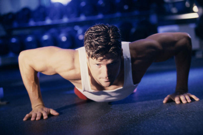 西方人,一个人,健身房,俯卧撑,横图,室内,白天,正面,锻炼,运动,欧洲,欧洲人,仅一个男性,仅一个人,撑,阴影,服装,光线,背心,影子,灯光,注视,娱乐,仅一个年轻男性,衣服,观察,看,享受,休闲,放松,服饰,观看,察看,撑着,衣着,穿着,关注,室内运动,衣饰,男人,男性,年轻男性,白种人,伏地挺身,彩图,全身,健身,健身馆,掌上压