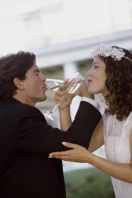 红酒,葡萄酒,西方人,两个人,家庭,夫妻,新娘,新郎,站,竖图,室外,白天,侧面,婚纱,衬衫,西装,爱情,婚礼,快乐,杯子,欧洲,欧洲人,握,套装,正装,庆祝,装饰,盛开,高脚杯,花环,领带,红酒杯,白葡萄酒,酒类,结婚,浪漫,拿,花蕾,拿着,注视,职业装,玻璃制品,酒,花,花瓣,花朵,鲜花,饮料,酒杯,花苞,花蕊,观察,看,站着,温暖,温馨,喜庆,一家人,恩爱,握着,恋人,观看,纪念,华丽,修饰,点缀,和睦,察看,葡萄酒杯,关注,交杯酒,交杯,衬托,美观,雅致,雅观,男人,男性,年轻男性,年轻女性,女人,女性,白种人,年轻人,夫妇,情侣,玻璃杯,站立,半身,彩图,衬衣,婚礼服,礼服,高兴,合卺,伴侣,融洽