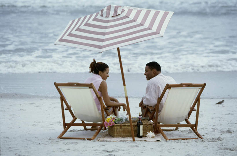 西方人,两个人,坐,横图,室外,白天,爱情,海浪,海洋,沙滩,椅子,欧洲,非洲,黑人,欧洲人,服装,盛开,伞,沙子,雨伞,遮阳伞,坐垫,躺椅,海岸,浪花,沙地,浪漫,花蕾,注视,休闲装,阳伞,相视,花,花瓣,花朵,鲜花,背面,衣服,海水,花苞,花蕊,观察,看,休闲,温暖,温馨,面对面,休闲服,恩爱,恋人,服饰,观看,对视,沙滩椅,和睦,察看,太阳伞,互视,关注,相对,海景,相看,野餐垫,野餐地毯,多功能毯,男人,男性,年轻男性,年轻女性,女人,女性,非洲人,情侣,大海,风浪,海,海水的波动,海滩,近岸浪,涌浪,坐着,彩图,全身,伴侣,融洽