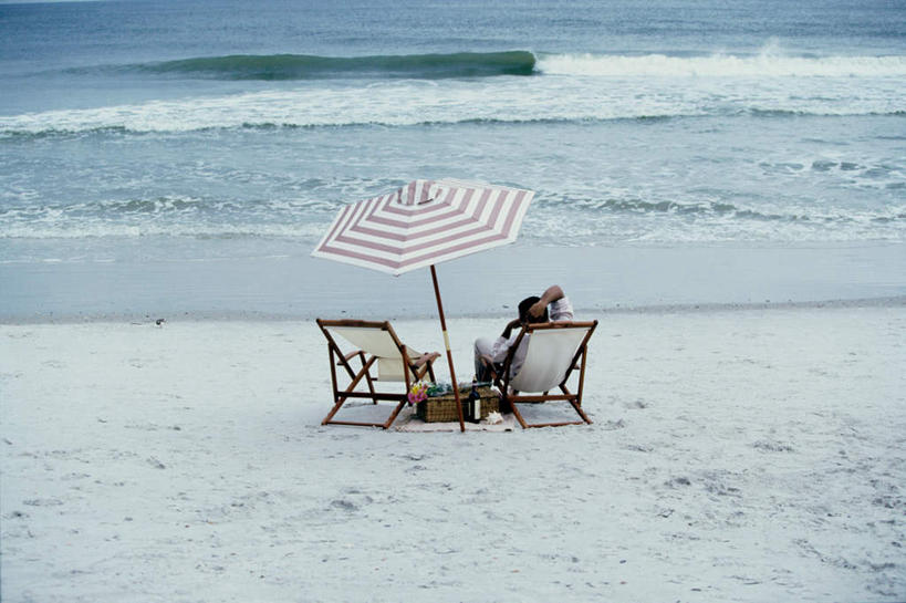 西方人,一个人,躺,横图,室外,白天,海浪,海洋,沙滩,靠垫,椅子,欧洲,欧洲人,仅一个男性,仅一个人,服装,盛开,伞,沙子,雨伞,遮阳伞,坐垫,躺椅,海岸,浪花,靠枕,沙地,花蕾,休闲装,阳伞,花,花瓣,花朵,鲜花,仅一个年轻男性,背面,衣服,海水,垫子,枕头,花苞,花蕊,休闲,休闲服,服饰,沙滩椅,太阳伞,海景,野餐垫,野餐地毯,多功能毯,卧着,男人,男性,年轻男性,白种人,大海,风浪,海,海水的波动,海滩,近岸浪,涌浪,躺着,卧,彩图,全身