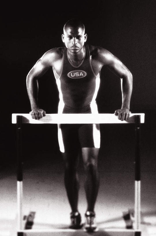 西方人,一个人,运动员,栏杆,站,跑,竖图,黑白,室内,白天,正面,运动服,锻炼,快乐,比赛,运动,竞争,欧洲,非洲,黑人,欧洲人,仅一个男性,仅一个人,撑,黑色背景,服装,田径,围栏,注视,娱乐,护栏,仅一个年轻男性,衣服,观察,看,站着,休闲,摄影,服饰,影棚,观看,察看,撑着,体育运动,衣着,穿着,关注,短跑,田径运动,衣饰,体育,跨栏,跨栏赛跑,男人,男性,年轻男性,非洲人,体育运动员,运动选手,跑步,站立,全身,影棚拍摄,健身,拍摄,径赛,跨栏跑,运动装