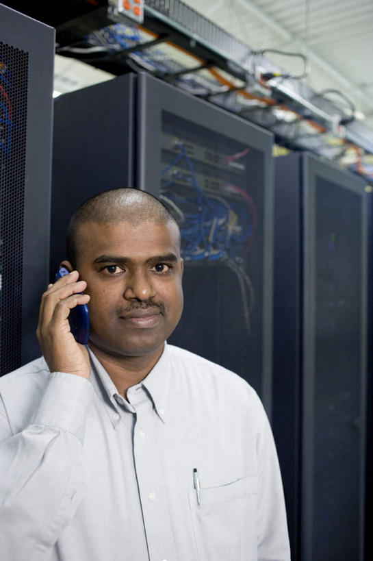 西方人,一个人,商务人士,商务男性,站,笑,打电话,微笑,竖图,室内,白天,正面,衬衫,电脑,电话,手机,欧洲,欧洲人,仅一个男性,仅一个人,仅一个中年男性,握,套装,网络,拿,听,拿着,注视,输入设备,通讯设备,开关,按钮,观察,看,站着,台式电脑,握着,观看,光驱,主机,察看,机箱,机房,关注,通信设备,商务装,工薪阶层,光盘驱动器,交流,男人,男性,中年男性,白种人,白领,上班族,沟通,通话,站立,半身,彩图,衬衣