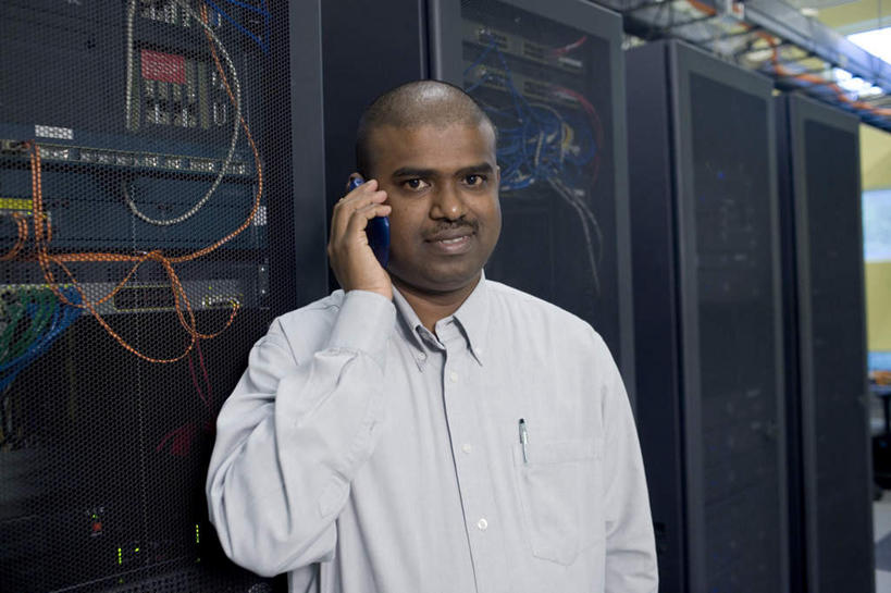 西方人,一个人,商务人士,商务男性,站,笑,打电话,微笑,横图,室内,白天,正面,衬衫,电脑,电话,手机,欧洲,欧洲人,仅一个男性,仅一个人,仅一个中年男性,握,套装,网络,拿,听,拿着,注视,输入设备,通讯设备,开关,按钮,观察,看,站着,台式电脑,握着,观看,光驱,主机,察看,机箱,机房,关注,通信设备,商务装,工薪阶层,光盘驱动器,交流,男人,男性,中年男性,白种人,白领,上班族,沟通,通话,站立,半身,彩图,衬衣