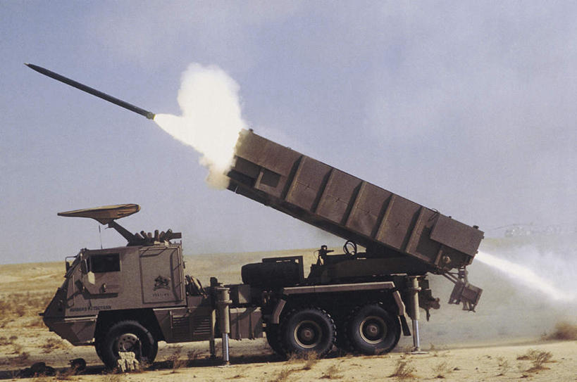 无人,横图,室外,白天,正面,火箭,高科技,科技,沙漠,植物,卡车,汽车,一辆,枯萎,科学,枯草,车,草,黄色,蓝色,蓝天,天空,交通工具,天,工业,晴朗,发射,发射器,载具,导弹,炮弹,弹道导弹,军方,军工业,国防,万里无云,大漠,砂漠,晴空,晴空万里,彩图