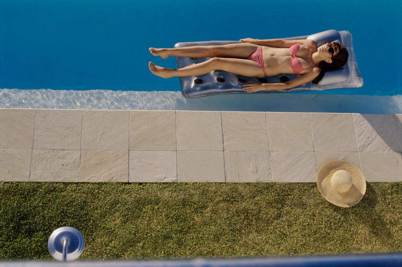 西方人,一个人,体育馆,游泳池,躺,横图,俯视,室外,白天,泳装,比基尼,水,船,帽子,欧洲,欧洲人,仅一个年轻女性,仅一个女性,仅一个人,一副,一艘,阴影,光线,草帽,墨镜,眼镜,影子,水池,水面,地面,光脚,泳池,粉色,阳光,太阳镜,太阳眼镜,交通工具,赤脚,遮阳镜,游泳馆,载具,气垫船,一顶,卧着,年轻女性,女人,女性,白种人,躺着,卧,彩图,高角度拍摄,全身,三点式,泳衣