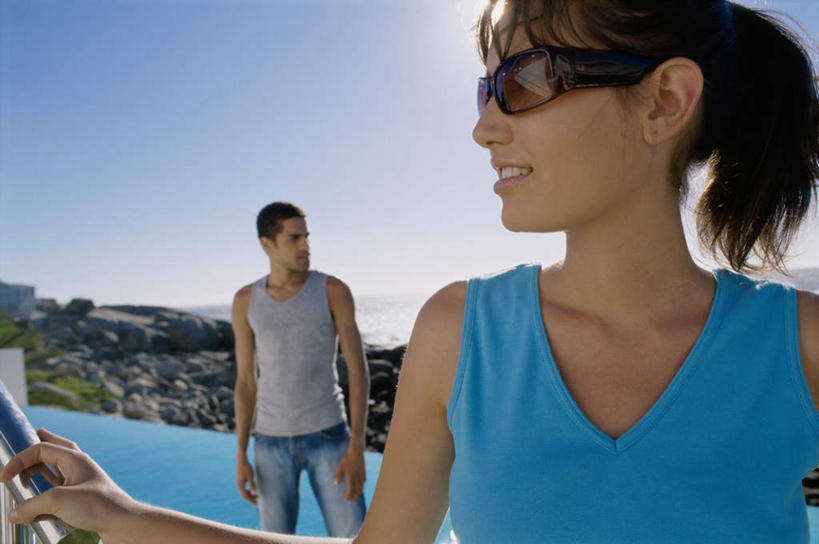 西方人,两个人,栏杆,站,笑,微笑,露齿笑,横图,室外,白天,正面,爱情,旅游,度假,海浪,海洋,美景,植物,楼梯,鸟,欧洲,欧洲人,一副,握,阴影,服装,光线,鸟类,扶手,墨镜,眼镜,影子,阶梯,景观,浪花,浪漫,注视,休闲装,娱乐,护栏,台阶,树,树木,衣服,蓝色,绿色,蓝天,天空,阳光,自然,海水,太阳镜,太阳眼镜,天,观察,看,站着,享受,休闲,温暖,温馨,休闲服,遮阳镜,景色,恩爱,放松,搭,握着,恋人,服饰,生长,晴朗,成长,观看,和睦,察看,搭着,关注,自然风光,鸥,海景,银鸥,万里无云,黑背鸥,黄腿鸥,男人,男性,年轻男性,年轻女性,女人,女性,白种人,情侣,大海,风浪,海,海水的波动,近岸浪,涌浪,晴空,晴空万里,站立,半身,彩图,黄脚鸥,伴侣,融洽