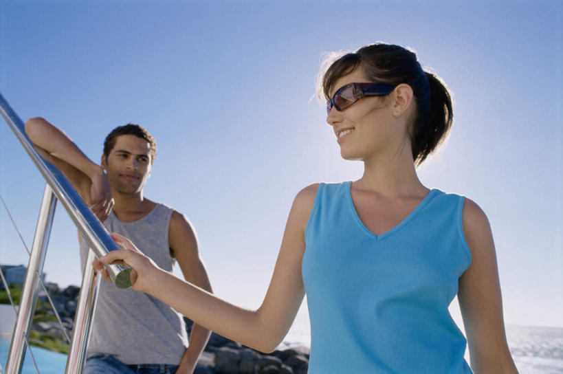 西方人,两个人,栏杆,站,笑,微笑,露齿笑,横图,室外,白天,正面,爱情,旅游,度假,海浪,海洋,美景,植物,楼梯,鸟,欧洲,欧洲人,一副,握,阴影,服装,光线,鸟类,扶手,墨镜,眼镜,影子,阶梯,景观,浪花,浪漫,注视,休闲装,娱乐,护栏,台阶,树,树木,衣服,蓝色,绿色,蓝天,天空,阳光,自然,海水,太阳镜,太阳眼镜,天,观察,看,站着,享受,休闲,温暖,温馨,休闲服,遮阳镜,景色,恩爱,放松,搭,握着,恋人,服饰,生长,晴朗,成长,观看,和睦,察看,搭着,关注,自然风光,鸥,海景,银鸥,万里无云,黑背鸥,黄腿鸥,男人,男性,年轻男性,年轻女性,女人,女性,白种人,情侣,大海,风浪,海,海水的波动,近岸浪,涌浪,晴空,晴空万里,站立,半身,彩图,黄脚鸥,伴侣,融洽