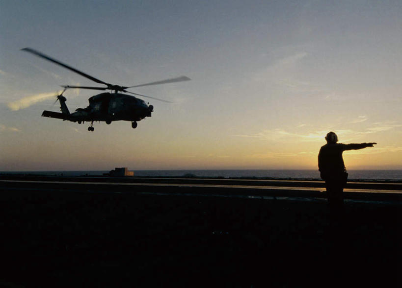 西方人,一个人,地勤人员,站,横图,室外,白天,工作服,制服,海浪,海洋,美景,日落,沙滩,飞机,欧洲,美国,欧洲人,仅一个男性,仅一个人,仅一个中年男性,指,沙子,海岸,景观,浪花,晚霞,霞光,落日,沙地,背光,指点,背面,自然,海水,黄昏,站着,景色,彩霞,空军,一架,直升机,战斗机,北美,北美洲,指向,自然风光,美洲,逆光,海景,军用机,美军,军用战斗机,SH-60B海鹰直升机,北亚美利加洲,亚美利加洲,工作制服,夕照,男人,男性,中年男性,白种人,大海,风浪,海,海水的波动,海滩,近岸浪,涌浪,夕阳,地勤,站立,彩图,全身,工作套服,斜阳