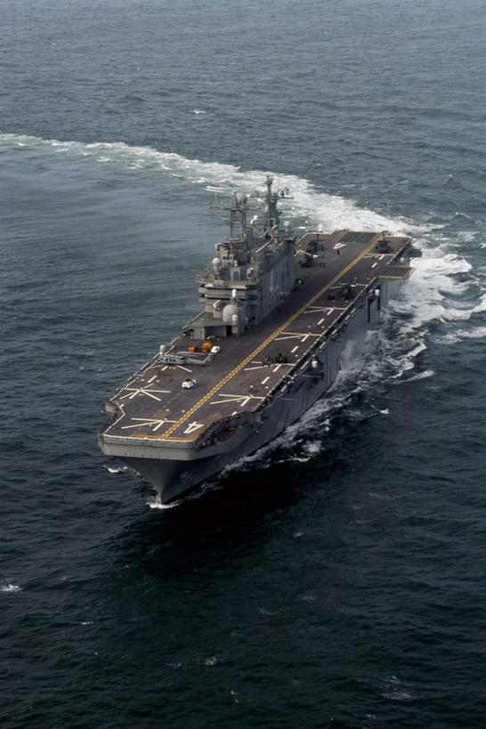 无人,竖图,俯视,航拍,室外,白天,海浪,海洋,船,一艘,阴影,波纹,飞溅,溅,光线,液体,影子,浪花,水滴,水珠,水纹,阳光,海水,船尾波,波浪,军舰,甲板,鸟瞰,喷洒,航母,海景,战舰,航空母舰,飞行甲板,军用战舰,战船,拿骚号两栖攻击母舰,空母,载机巡洋舰,大海,风浪,海,海水的波动,近岸浪,涌浪,彩图,高角度拍摄,拿骚LHA-4