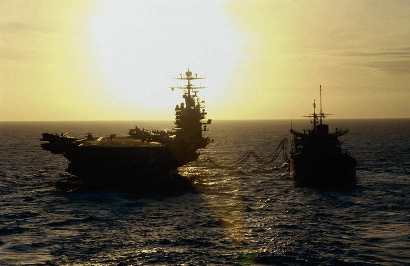 无人,横图,室外,白天,正面,海浪,海洋,美景,日落,太阳,船,美国,阴影,波纹,飞溅,溅,光线,液体,影子,景观,浪花,水滴,水平线,晚霞,霞光,云,云朵,落日,辽阔,海平线,两艘,云彩,水珠,白云,水纹,阳光,自然,海水,黄昏,船尾波,波浪,广阔,景色,彩霞,军舰,一望无际,甲板,北美,北美洲,喷洒,自然风光,航母,美洲,海军,海景,战舰,航空母舰,美军,飞行甲板,军用战舰,战船,卡尔文森号航空母舰,北亚美利加洲,亚美利加洲,空母,载机巡洋舰,无边无际,一马平川,夕照,卡尔.文森号航空母舰,大海,风浪,海,海水的波动,近岸浪,涌浪,夕阳,彩图,水天相接,水天一线,斜阳