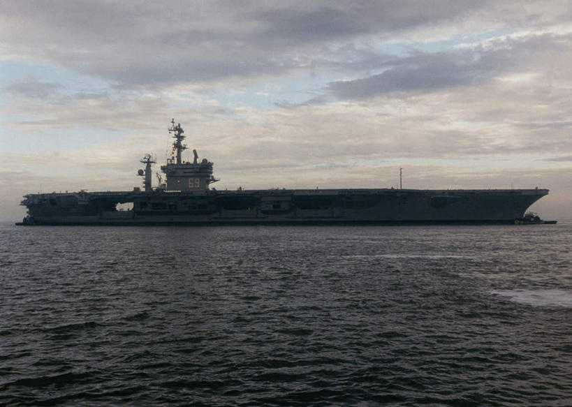 无人,横图,室外,白天,正面,海浪,海洋,日落,船,美国,一艘,停靠,浪花,水平线,晚霞,霞光,云,云朵,落日,辽阔,海平线,云彩,白云,海水,黄昏,广阔,彩霞,军舰,一望无际,甲板,北美,北美洲,停泊,航母,美洲,海军,海景,战舰,航空母舰,美军,飞行甲板,艾森豪威尔号航空母舰,军用战舰,战船,北亚美利加洲,亚美利加洲,空母,载机巡洋舰,无边无际,一马平川,夕照,大海,风浪,海,海水的波动,近岸浪,涌浪,夕阳,彩图,水天相接,水天一线,斜阳