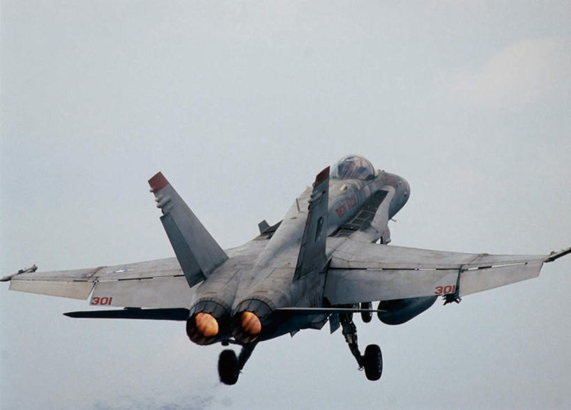 无人,横图,室外,白天,正面,飞机,美国,飞翔,飞行,翱翔,飞,空军,一架,战斗机,北美,北美洲,美洲,军用机,美军,军用战斗机,F/A-18战斗机,F/A-18战机,F-18C大黄蜂战斗机,F-18大黄蜂战斗机,F-18战斗机,F-18战机,KC-135加油机,北亚美利加洲,亚美利加洲,彩图