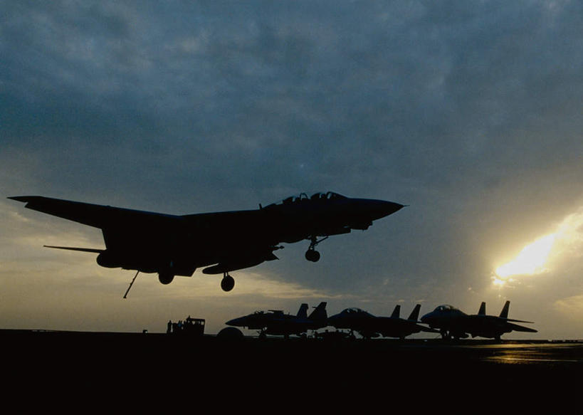 无人,机场,横图,室外,白天,仰视,日落,飞机,飞机场,美国,飞翔,停靠,飞行,晚霞,霞光,落日,背光,翱翔,航空,飞,黄昏,停机坪,彩霞,空军,战斗机,北美,北美洲,停泊,美洲,逆光,军用机,美军,军用战斗机,四架,F-14战斗机,北亚美利加洲,亚美利加洲,夕照,夕阳,彩图,低角度拍摄,F-14雄猫战斗机,斜阳