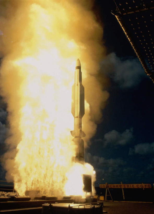 无人,竖图,室外,白天,正面,热情,船,火,美国,一艘,火焰,燃烧,军舰,发射,北美,北美洲,美洲,海军,战舰,巡洋舰,美军,军用战舰,战船,伊利湖号巡洋舰,北亚美利加洲,亚美利加洲,彩图