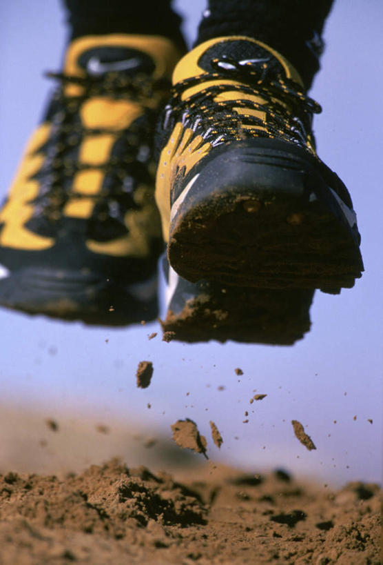 西方人,腿部,腿,一个人,跑,竖图,室外,特写,白天,正面,运动鞋,锻炼,运动,鞋子,欧洲,欧洲人,仅一个男性,仅一个人,一双,阴影,朦胧,模糊,光线,沙子,影子,泥土,土壤,仅一个年轻男性,蓝色,蓝天,天空,阳光,天,晴朗,休闲鞋,飞扬,万里无云,飞腾,体育,男人,男性,年轻男性,白种人,晴空,晴空万里,跑步,半身,彩图,健身