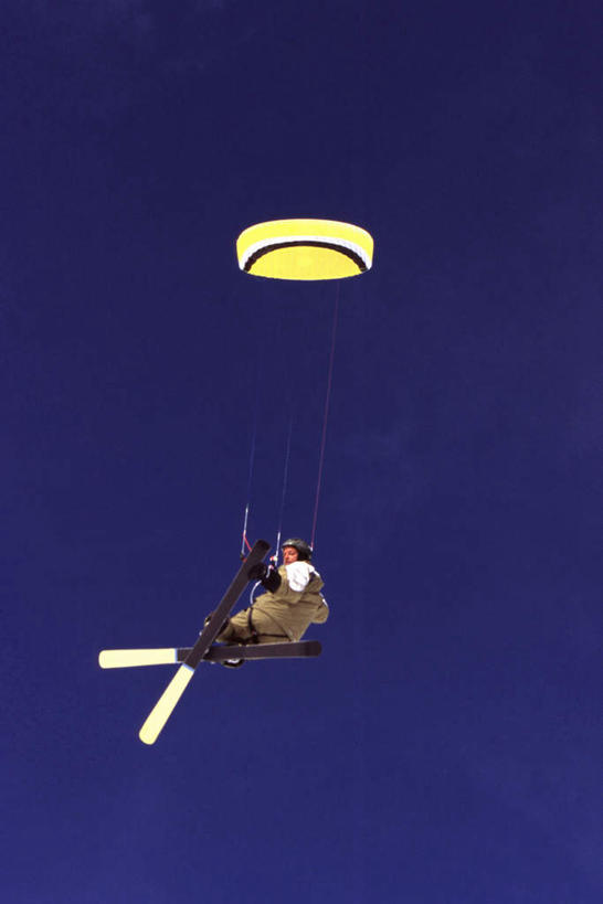 西方人,一个人,举,竖图,室外,白天,仰视,运动服,锻炼,旅游,度假,运动,欧洲,欧洲人,仅一个男性,仅一个人,握,阴影,服装,光线,影子,娱乐,极限运动,仅一个年轻男性,一个,衣服,蓝色,蓝天,天空,阳光,天,托,享受,休闲,放松,握着,服饰,晴朗,单个,衣着,穿着,室外运动,户外运动,冲浪风筝,万里无云,衣饰,风筝冲浪,男人,男性,年轻男性,白种人,晴空,晴空万里,举起,举手,举着,向上举,向上伸,向上托,彩图,低角度拍摄,全身,健身,运动装