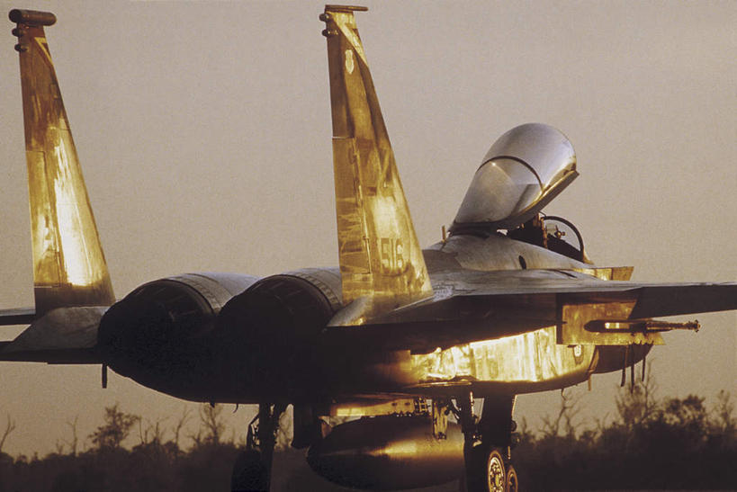 无人,横图,室外,白天,正面,草地,草坪,日落,植物,飞机,美国,停靠,晚霞,霞光,落日,草,绿色,黄昏,彩霞,空军,一架,战斗机,北美,北美洲,停泊,美洲,军用机,美军,军用战斗机,麦克唐纳.道格拉斯,鹰式战斗机,F-15鹰式战斗机,北亚美利加洲,亚美利加洲,夕照,夕阳,彩图,斜阳