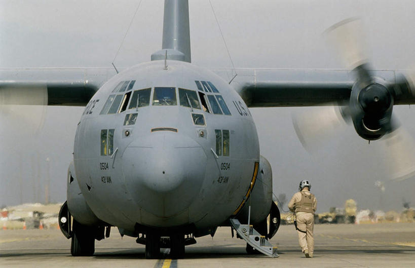 西方人,一个人,走,横图,室外,白天,制服,飞机,帽子,欧洲,美国,欧洲人,仅一个男性,仅一个人,仅一个中年男性,停靠,阴影,光线,头盔,影子,背面,衣服,蓝色,蓝天,天空,阳光,安全帽,天,运输,空军,一架,晴朗,军人,直升机,战斗机,北美,军装,北美洲,停泊,美洲,军服,军用机,大力神运输机,运输机,美军,军用战斗机,万里无云,C-130大力神运输机,北亚美利加洲,亚美利加洲,男人,男性,中年男性,白种人,晴空,晴空万里,步行,散步,走路,彩图,全身