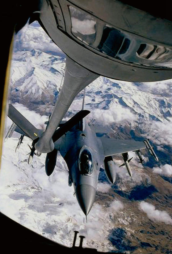 无人,竖图,俯视,室外,白天,合作,石头,山,雪,雪山,大雪,飞机,美国,飞翔,飞行,石子,冰,积雪,山峰,雪景,冬季,冬天,山峦,翱翔,飞,寒冷,空军,战斗机,冰冷,北美,北美洲,美洲,军用机,美军,军用战斗机,F/A-18战斗机,F/A-18战机,F-18C大黄蜂战斗机,F-18大黄蜂战斗机,F-18战斗机,F-18战机,KC-135加油机,北亚美利加洲,亚美利加洲,严寒,冰凉,酷寒,凛冽,凛凛,极冷,互助,协作,石块,岩石,彩图,高角度拍摄