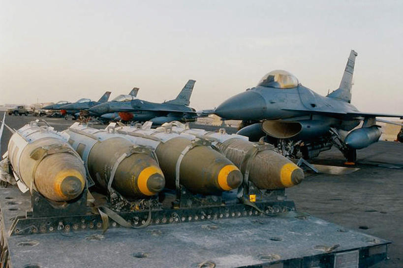 无人,横图,室外,白天,正面,竞争,高科技,科技,飞机,炸药,炸弹,美国,一排,对抗,停靠,阴影,整齐,冲突,军事,光线,科学,影子,破坏,排列,蓝色,蓝天,天空,阳光,天,武器,战争,工业,空军,晴朗,损坏,北美,北美洲,攻击,恐怖,威胁,队列,对立,矛盾,停泊,兵器,弹药,美洲,防御,军用机,军方,军工业,美军,国防,万里无云,敌对,挫败,斗争,抗拒,抗衡,北亚美利加洲,亚美利加洲,杀伤,威慑,危险,甘油炸药,晴空,晴空万里,彩图