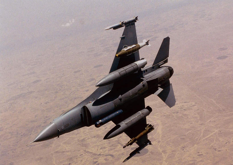 无人,横图,俯视,室外,白天,日落,飞机,美国,飞翔,飞行,晚霞,霞光,落日,翱翔,飞,黄昏,彩霞,空军,一架,战斗机,北美,北美洲,美洲,军用机,美军,军用战斗机,战隼战斗机,F-16战斗机,F-16战隼战斗机,北亚美利加洲,亚美利加洲,夕照,夕阳,彩图,高角度拍摄,斜阳