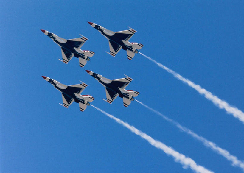 无人,横图,室外,白天,仰视,飞机,美国,一排,飞翔,阴影,整齐,飞行,光线,影子,烟雾,翱翔,航空,飞,排列,蓝色,蓝天,天空,阳光,交通工具,天,战争,空军,晴朗,污染,废气,战斗机,北美,北美洲,队列,载具,美洲,轰炸机,军用机,飞机尾迹,美军,军用战斗机,攻击机,四架,尾迹云,机尾云,飞机拉烟,云带,尾迹,万里无云,北亚美利加洲,亚美利加洲,机尾迹,飞机尾气,晴空,晴空万里,彩图,低角度拍摄