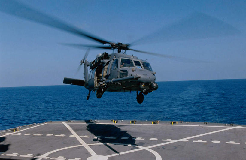 无人,横图,室外,白天,正面,海浪,海洋,美国,飞翔,阴影,飞行,光线,影子,浪花,翱翔,飞,蓝色,蓝天,天空,阳光,海水,天,运输,空军,一架,晴朗,直升机,北美,北美洲,美洲,海景,军用机,运输机,美军,军用战斗机,军用运输器,万里无云,北亚美利加洲,亚美利加洲,大海,风浪,海,海水的波动,近岸浪,涌浪,晴空,晴空万里,彩图,HH-60铺路鹰,MH/HH-60G铺路鹰直升机,MH-60G铺路鹰直升机