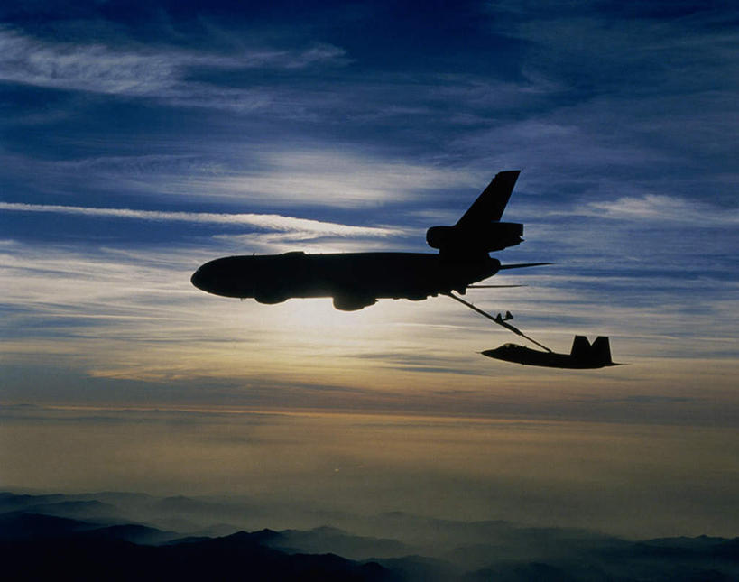 无人,横图,室外,白天,正面,合作,日落,飞机,美国,飞翔,飞行,晚霞,霞光,落日,背光,翱翔,飞,黄昏,彩霞,空军,战斗机,北美,北美洲,美洲,逆光,军用机,加油机,美军,军用战斗机,猛禽战斗机,隐形战斗机,两架,F-22猛禽战斗机,F-22战斗机,KC-10加油机,KC-10空中加油机,北亚美利加洲,亚美利加洲,夕照,互助,协作,夕阳,彩图,斜阳