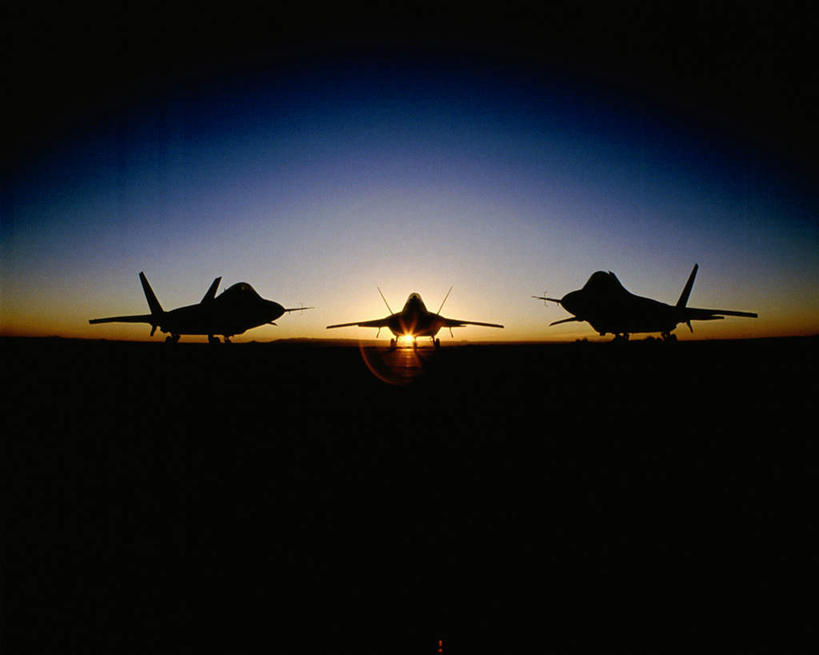 无人,横图,室外,白天,正面,日落,飞机,美国,一排,停靠,整齐,晚霞,霞光,落日,背光,排列,黄昏,彩霞,空军,战斗机,北美,北美洲,队列,停泊,美洲,逆光,军用机,美军,军用战斗机,猛禽战斗机,隐形战斗机,三架,F-22猛禽战斗机,F-22战斗机,北亚美利加洲,亚美利加洲,夕照,夕阳,彩图,斜阳