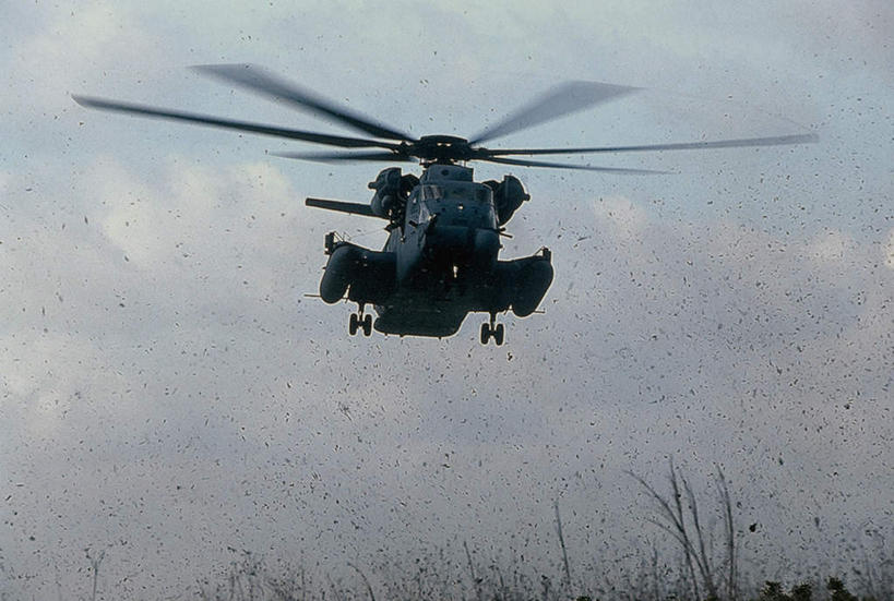 无人,横图,室外,白天,正面,植物,美国,飞翔,枯萎,飞行,云,云朵,枯草,翱翔,云彩,飞,草,黄色,蓝色,白云,蓝天,天空,天,运输,空军,一架,晴朗,直升机,北美,北美洲,美洲,军用机,运输机,美军,军用战斗机,运输直升机,军用运输器,MH-53J铺路洼直升机,北亚美利加洲,亚美利加洲,晴空,彩图,MH-53J直升机